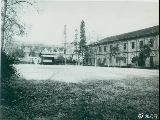 　　1927年3月18日，毛澤東出席在武昌舉行的河南武裝農(nóng)民代表大會，并作湖南農(nóng)運狀況報告。圖為大會會場——武昌農(nóng)講所大操場。